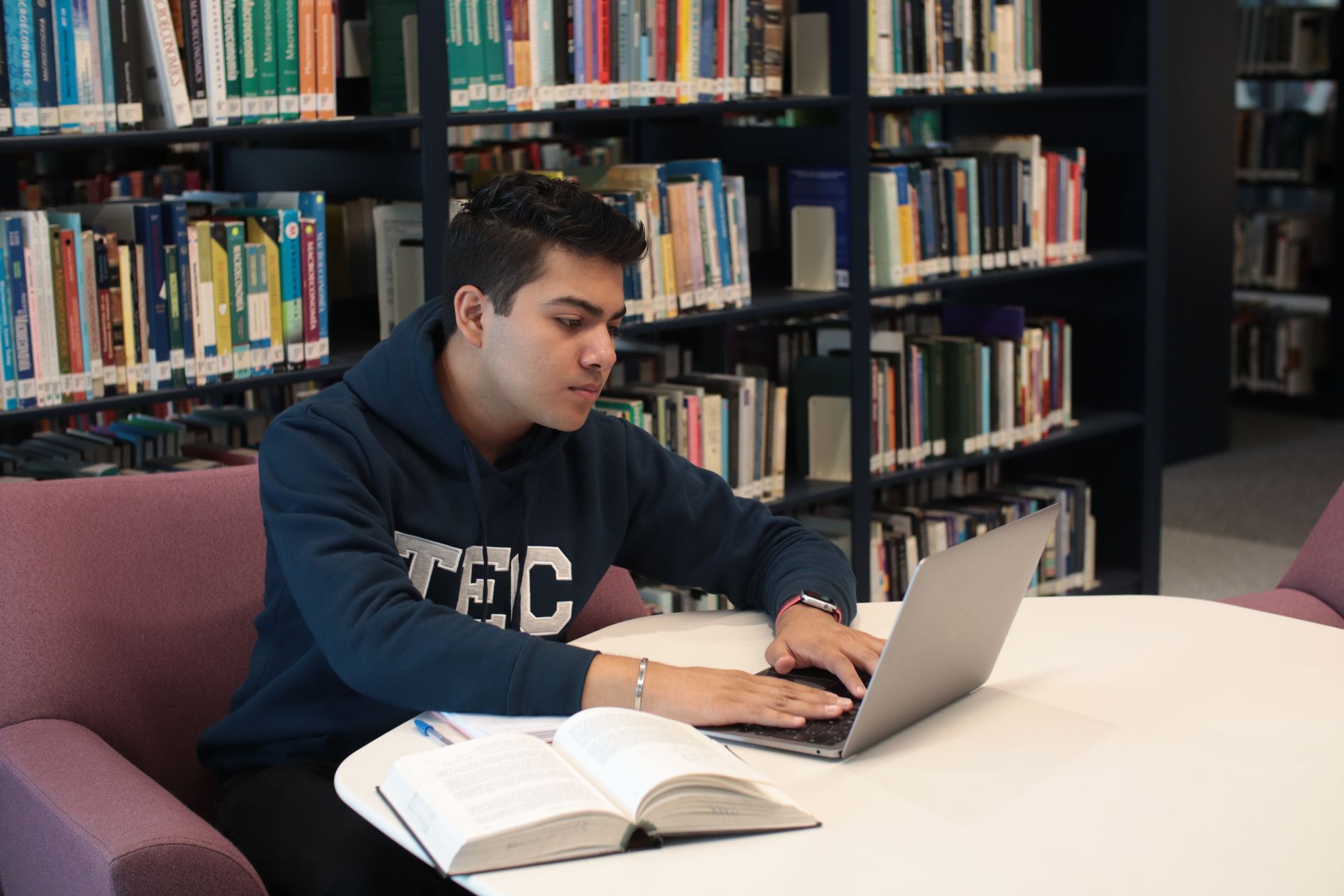 Hướng dẫn du học Đại học Central Florida (UCF) 2026: Tuyển sinh, Học phí & Xếp hạng