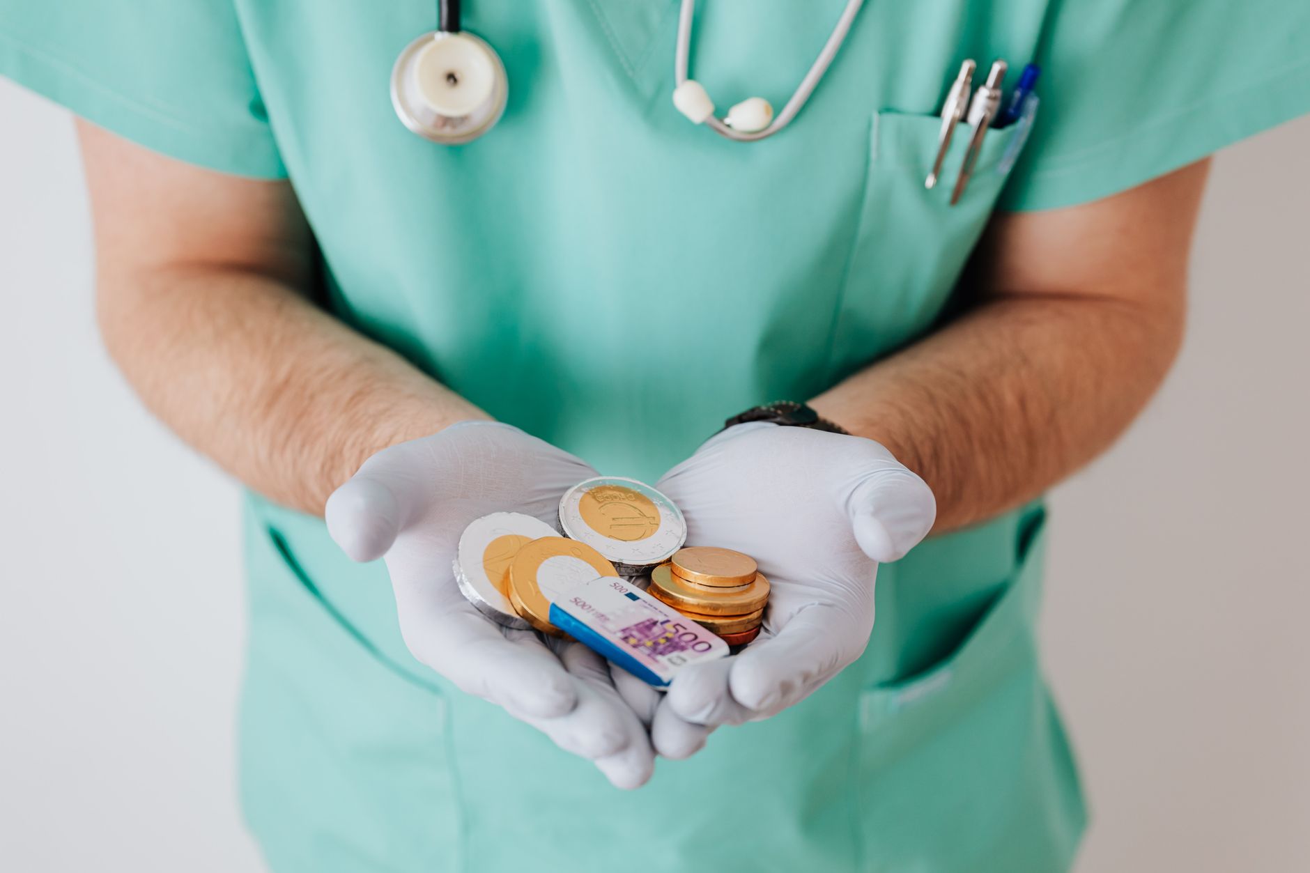 ¿Cuánto gana un médico en Canadá en 2026? ROI de carrera