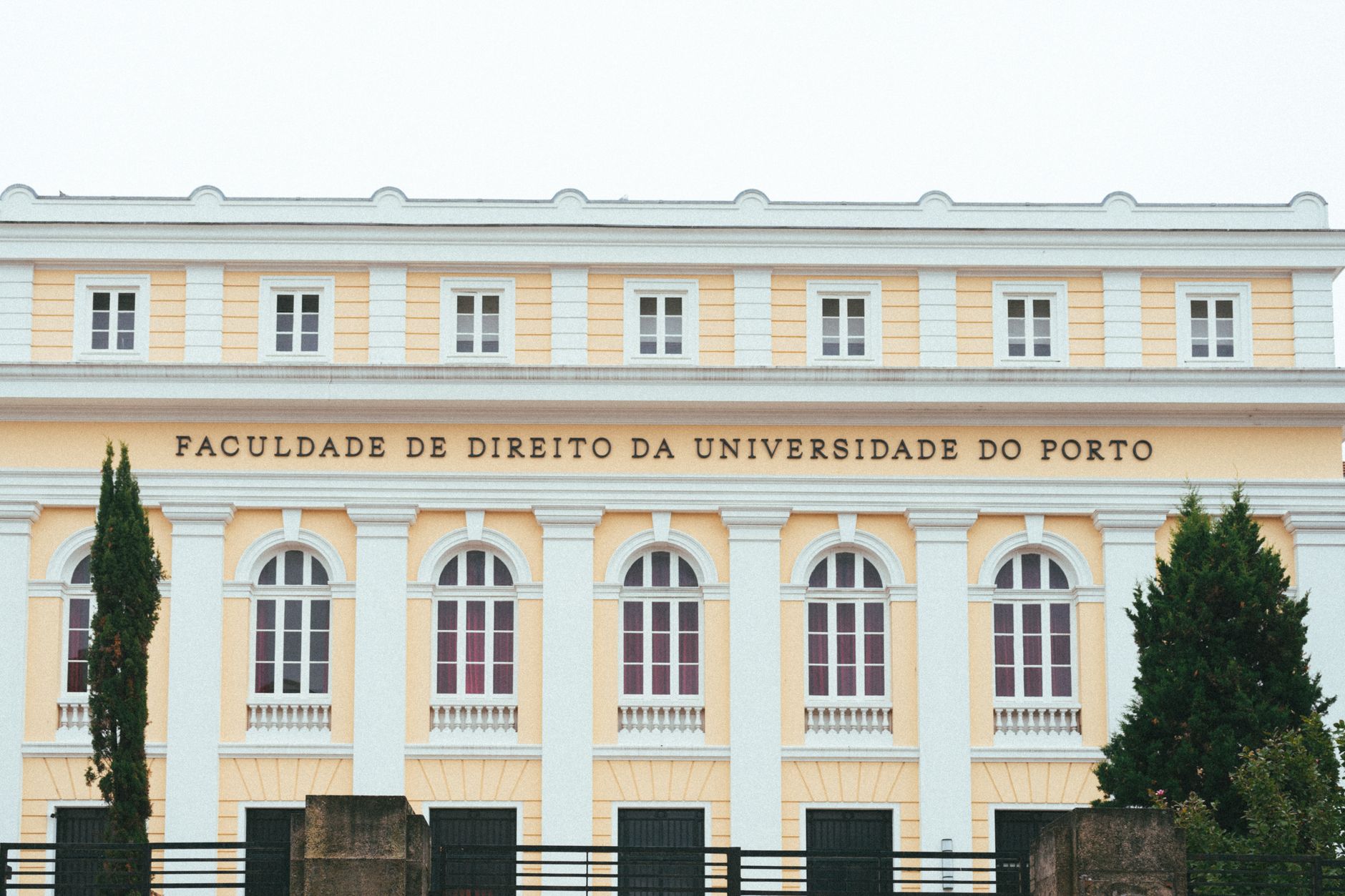 2026: Estudar Direito no Exterior Vale a Pena? ROI por País