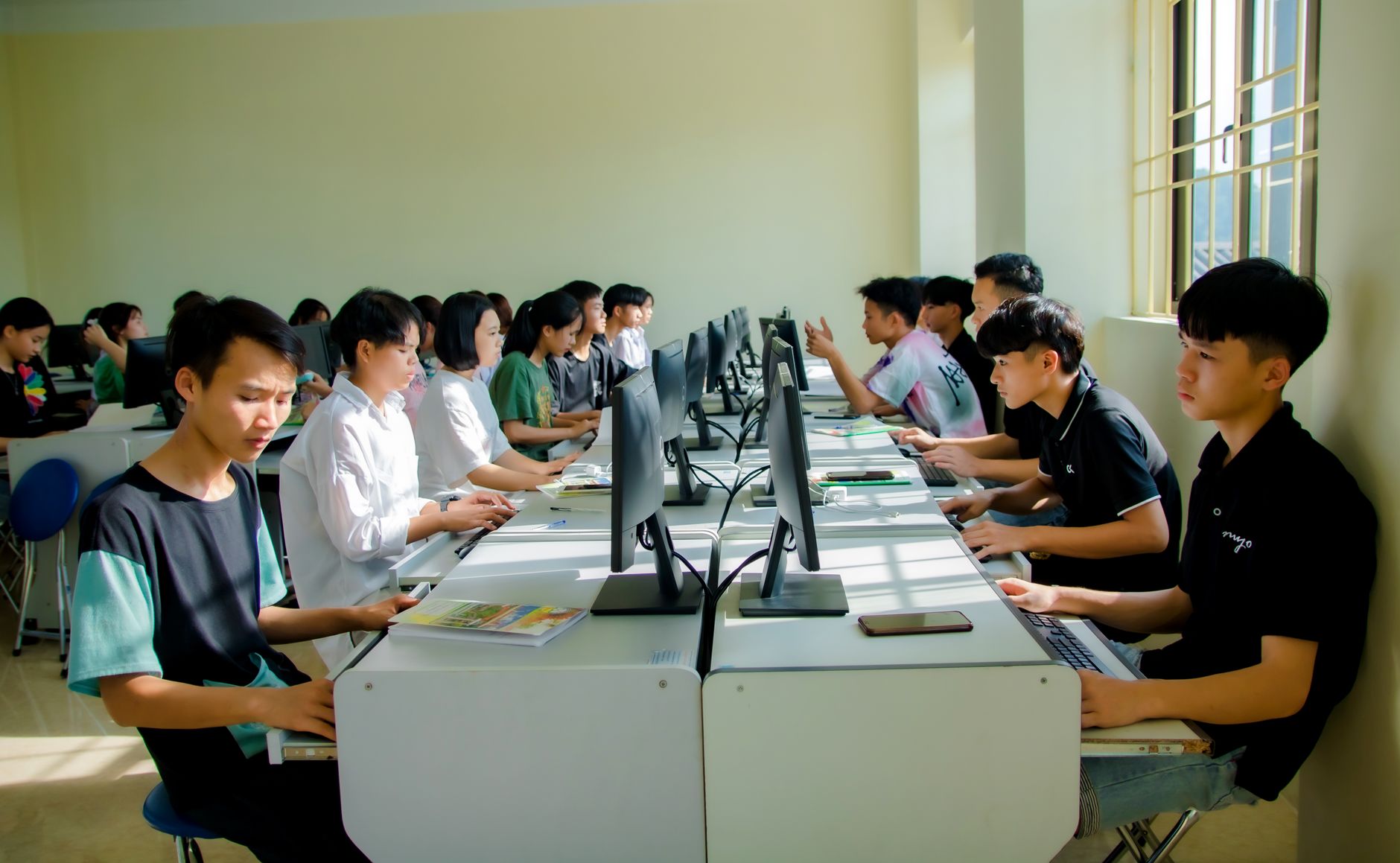 Du học ngành Kỹ thuật phần mềm 2026: Chi phí & lương tại Mỹ, Canada